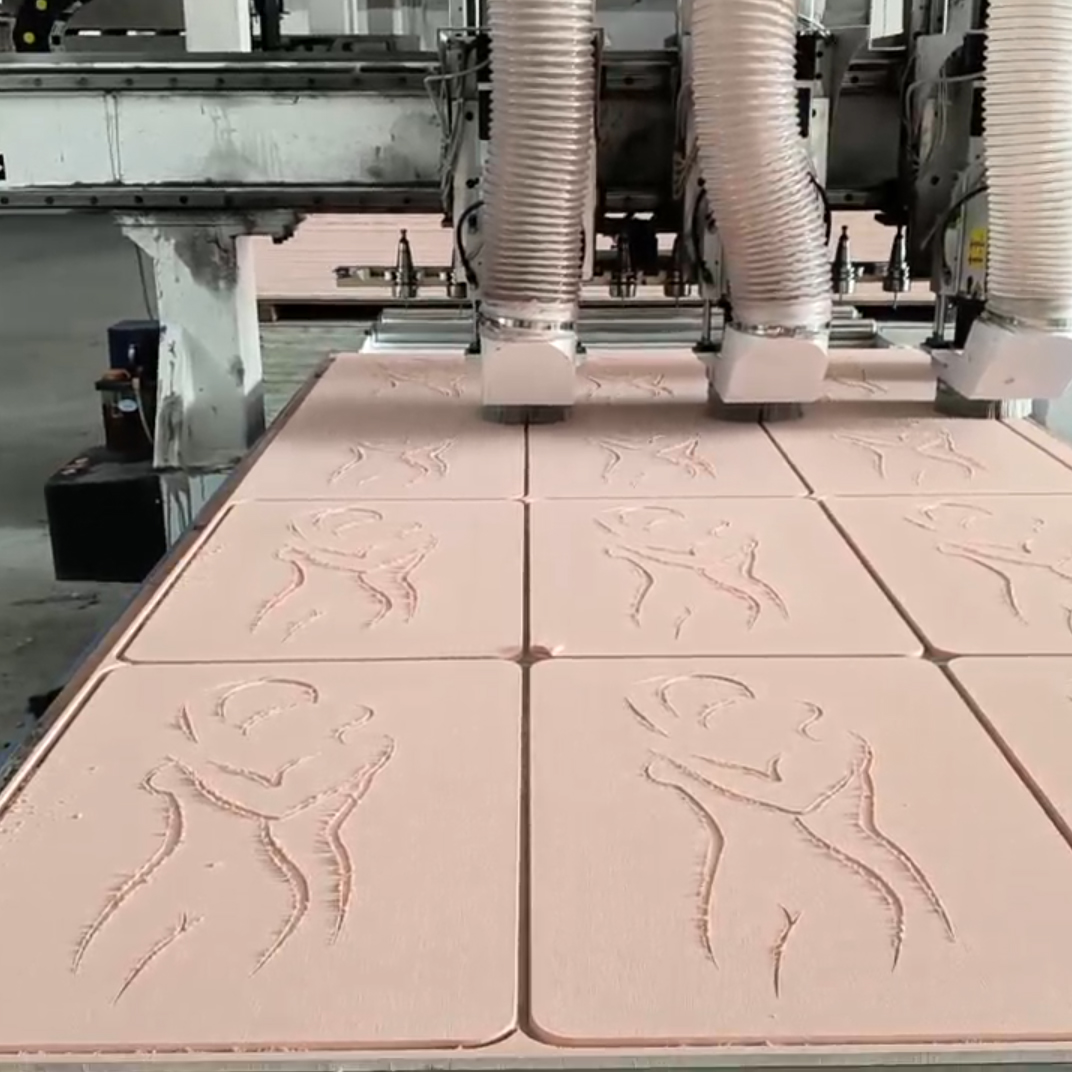 Máquina CNC tallando el diseño El Encuentro en diatomita rosa